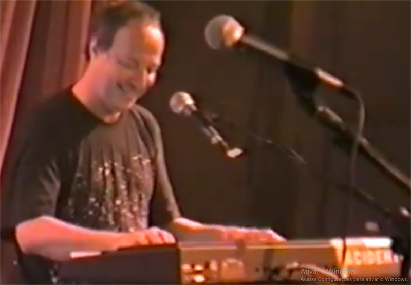 Paulo Malária ao
              teclado no Rarf 2000